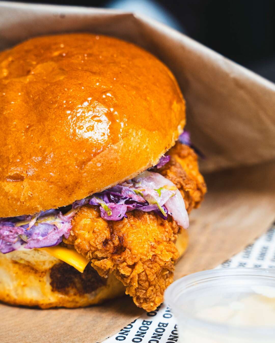 BONO baskılı kâğıda sarılı çıtır tavuk burger